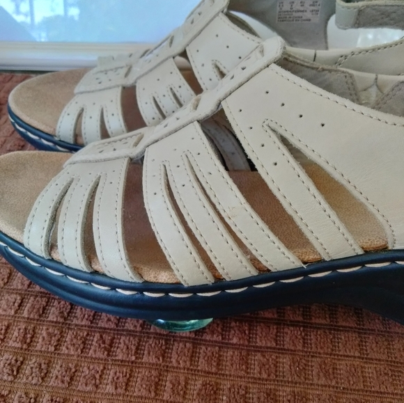 Clark's Collection "Lexi Fiddle Q" Bone Leather Sandals. Size 9M. Excellent Cond - Picture 3 of 10